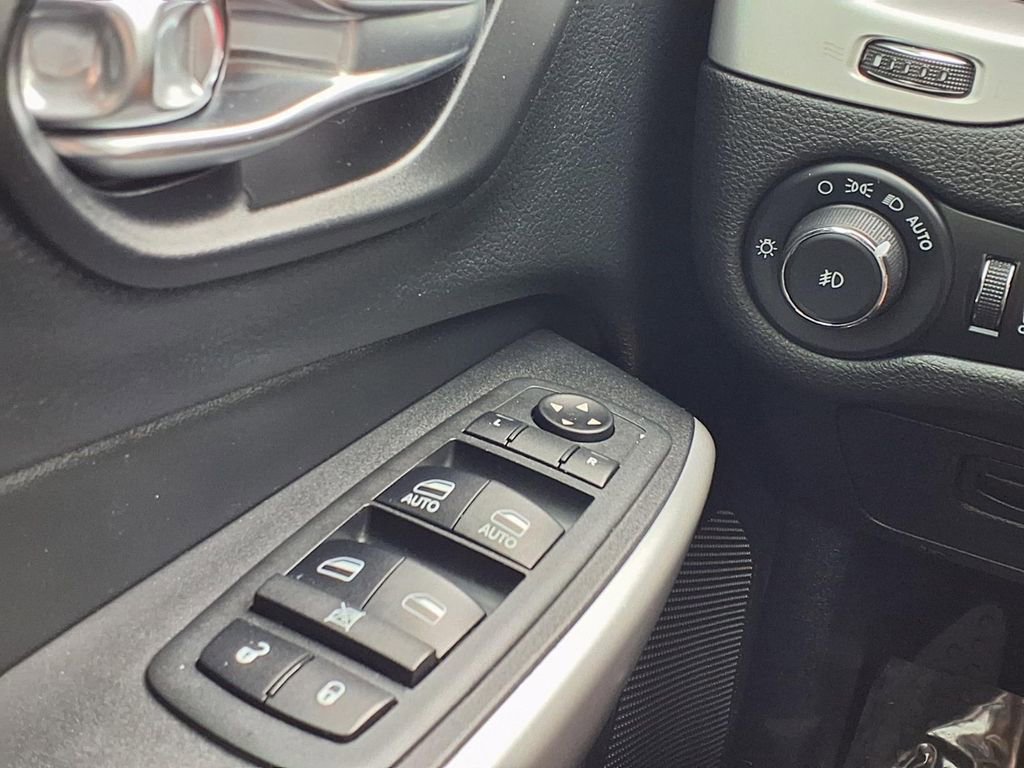 Used 2018 Jeep Cherokee Latitude Plus w/ Comfort/Convenience Group image 27