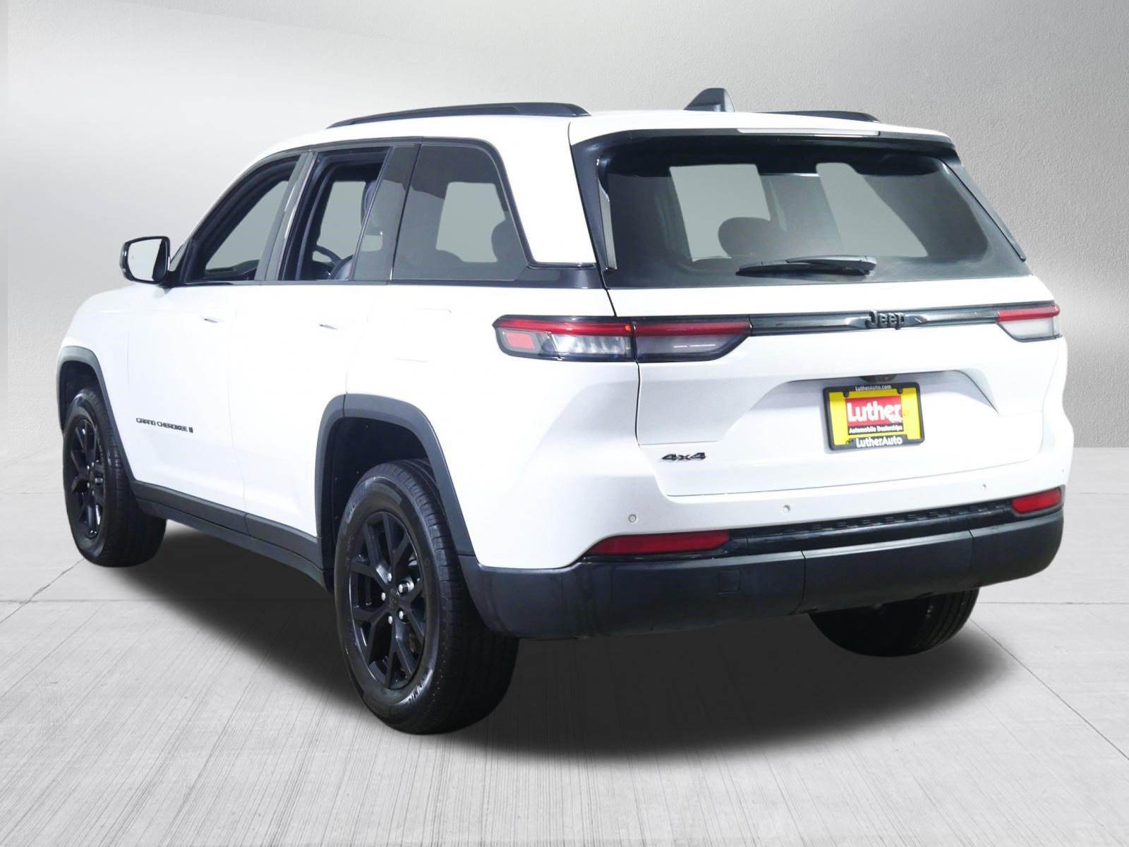 Used 2025 Jeep Grand Cherokee Altitude AWD/4WD image 5