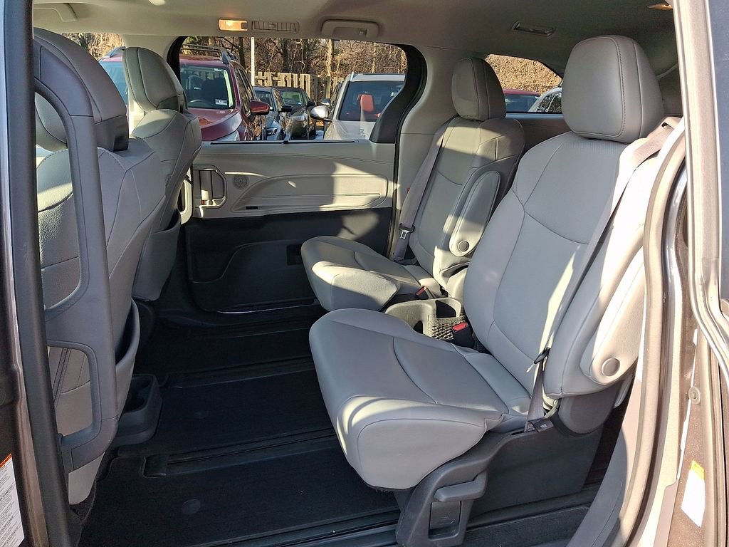 Used 2022 Toyota Sienna XLE image 7