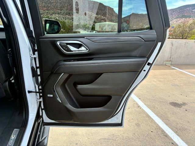 Used 2024 GMC Yukon SLT AWD/4WD image 17