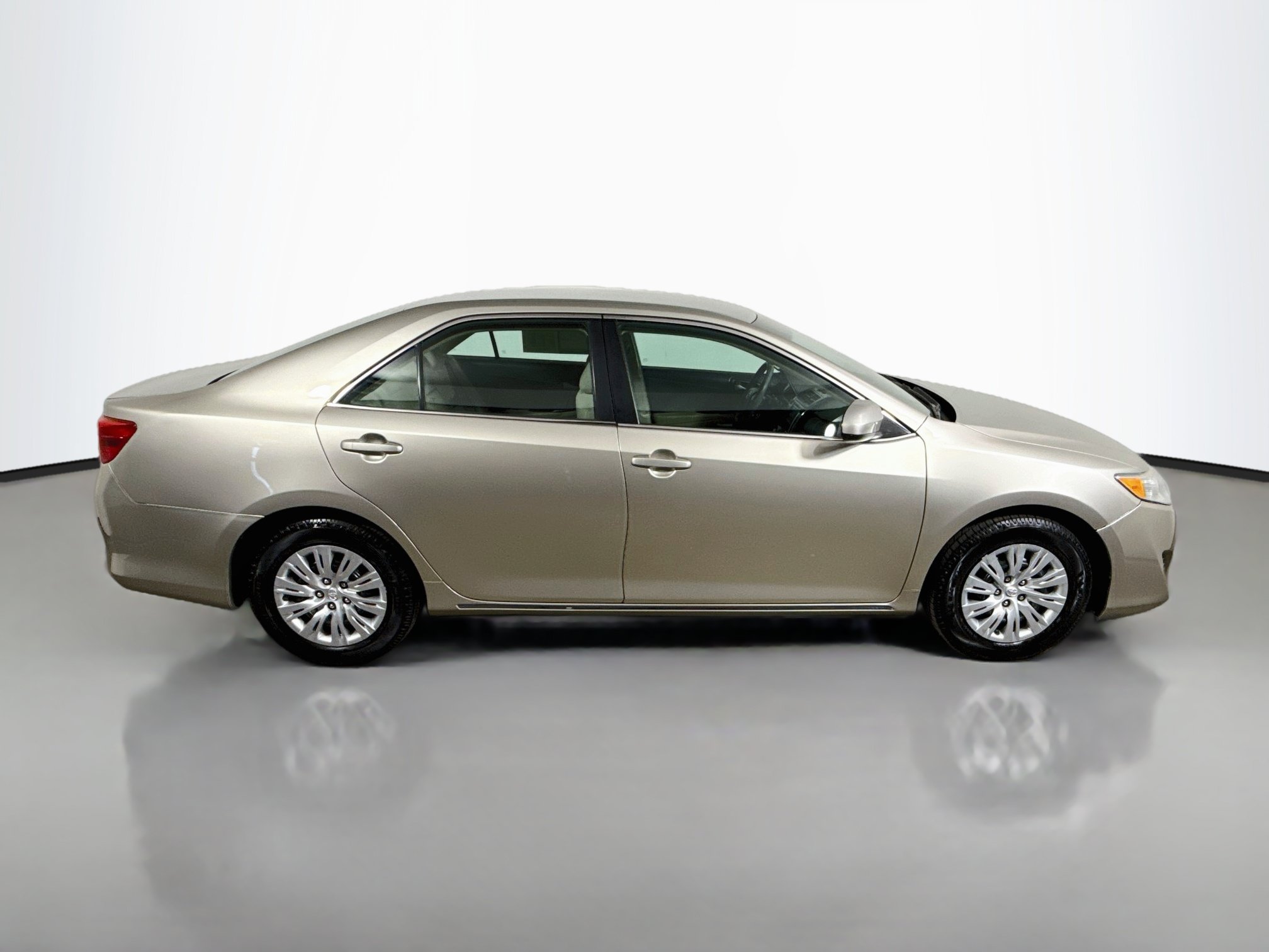 Used 2014 Toyota Camry LE FWD image 8