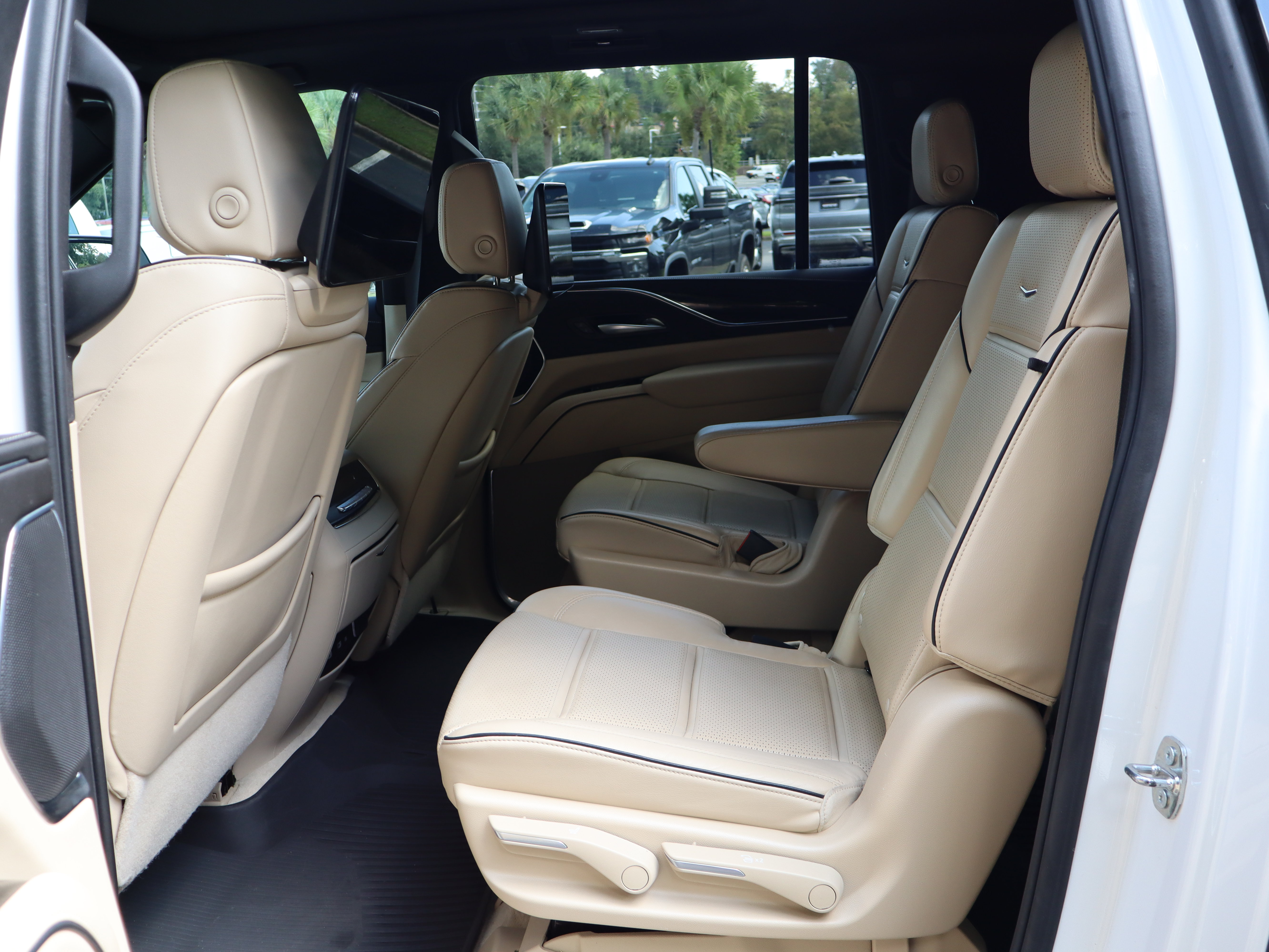 Used 2023 Cadillac Escalade ESV Premium Luxury w/ Performance Package AWD/4WD image 45