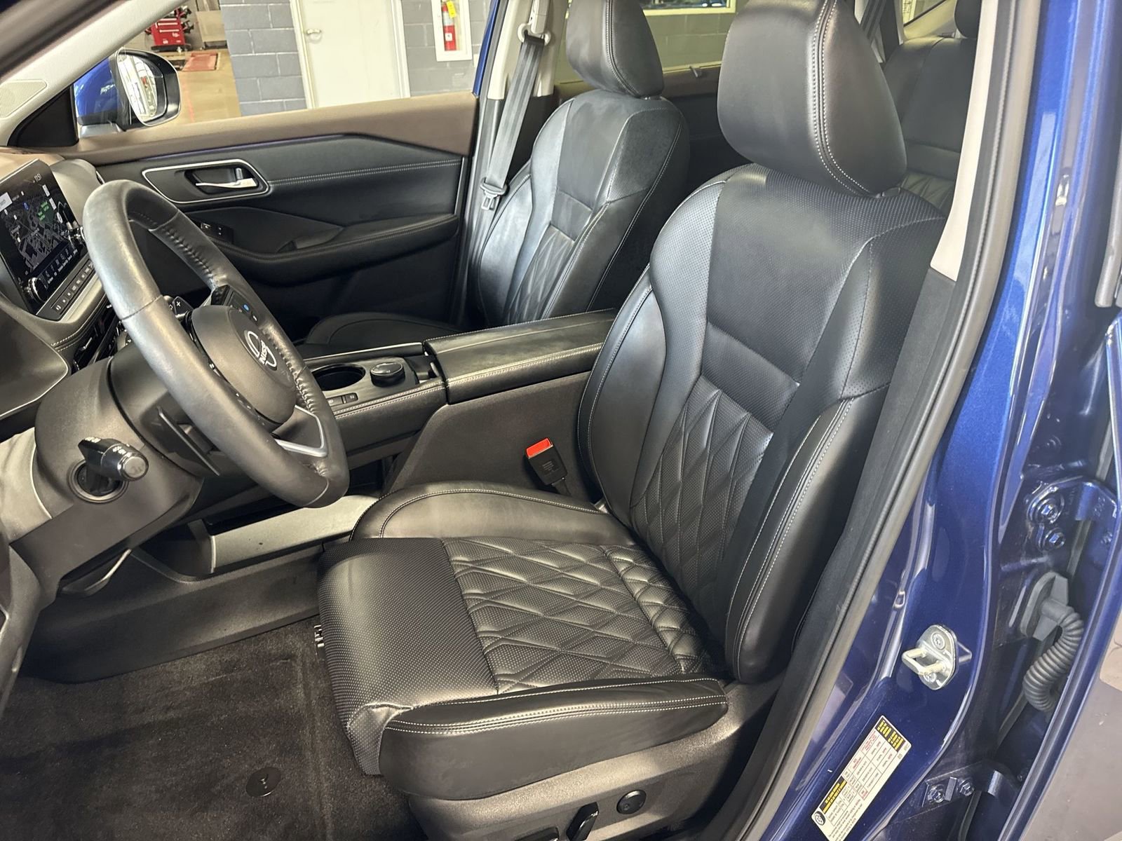 Certified 2023 Nissan Rogue Platinum w/ Platinum Premium Package AWD/4WD image 28