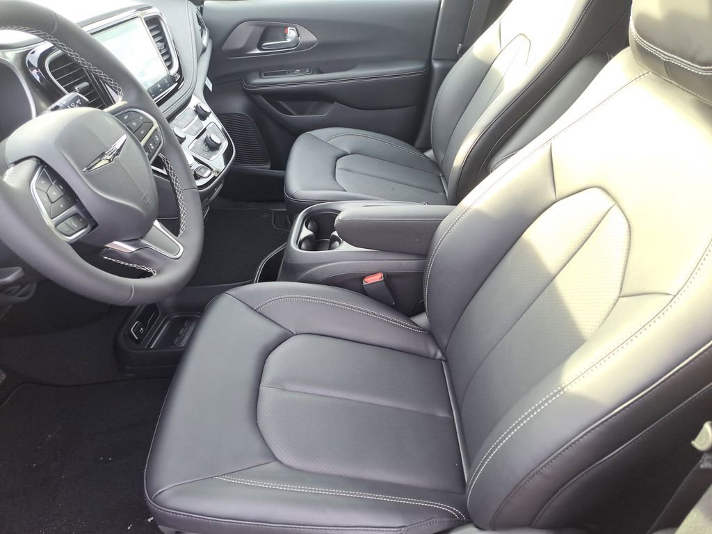 New 2026 Chrysler Pacifica Select FWD image 13