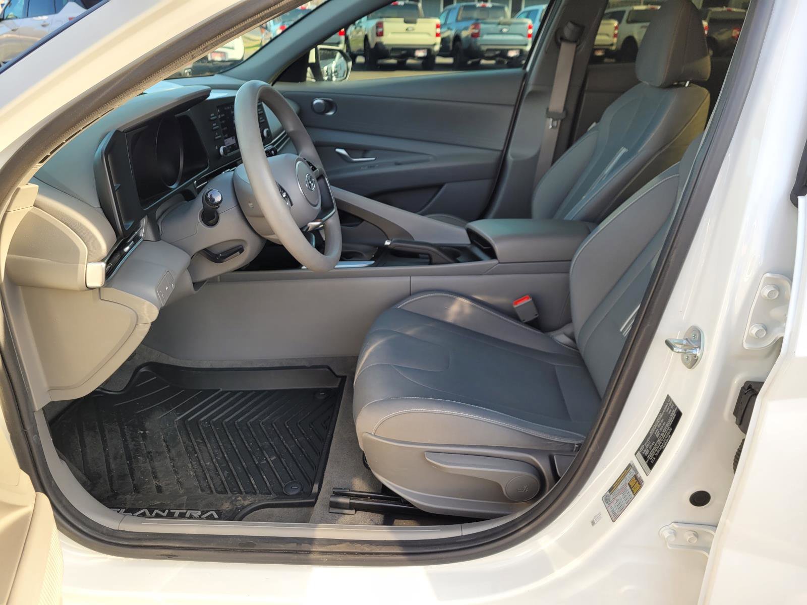 Used 2023 Hyundai Elantra SEL w/ Cargo Package image 9