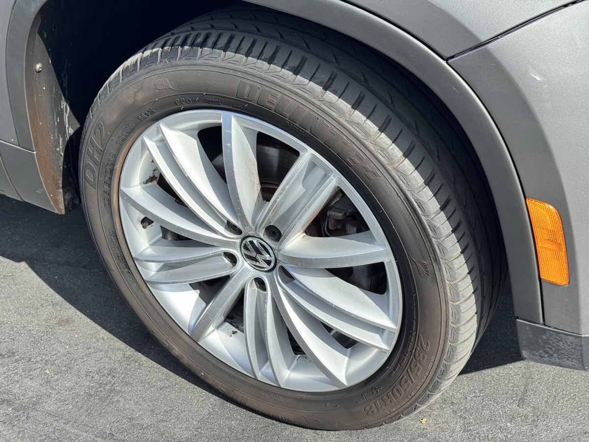 Used 2011 Volkswagen Tiguan SEL FWD image 21
