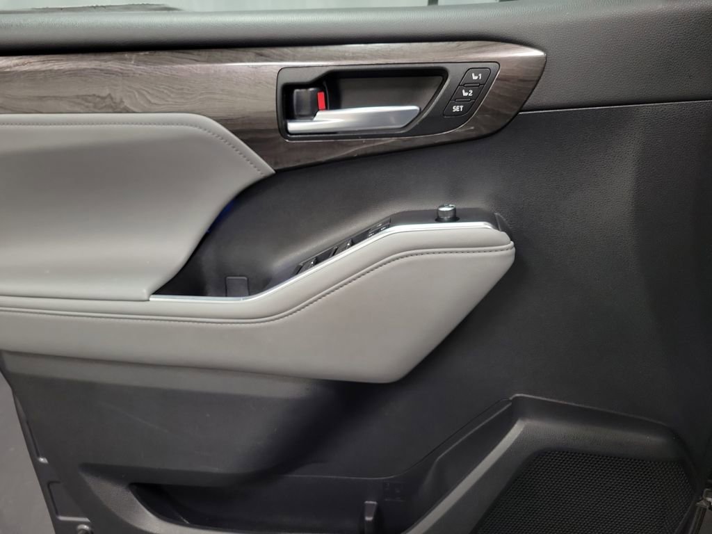 Used 2021 Toyota Highlander Limited image 23