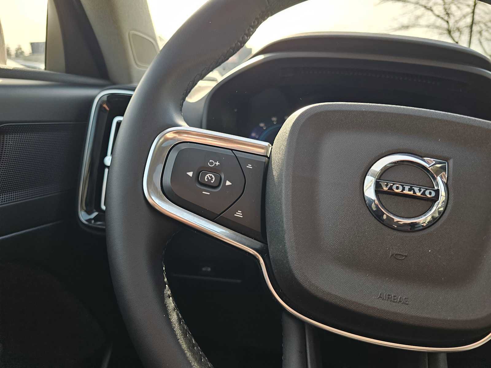 Used 2023 Volvo XC40 B4 Plus w/ Protection Package Premier image 34