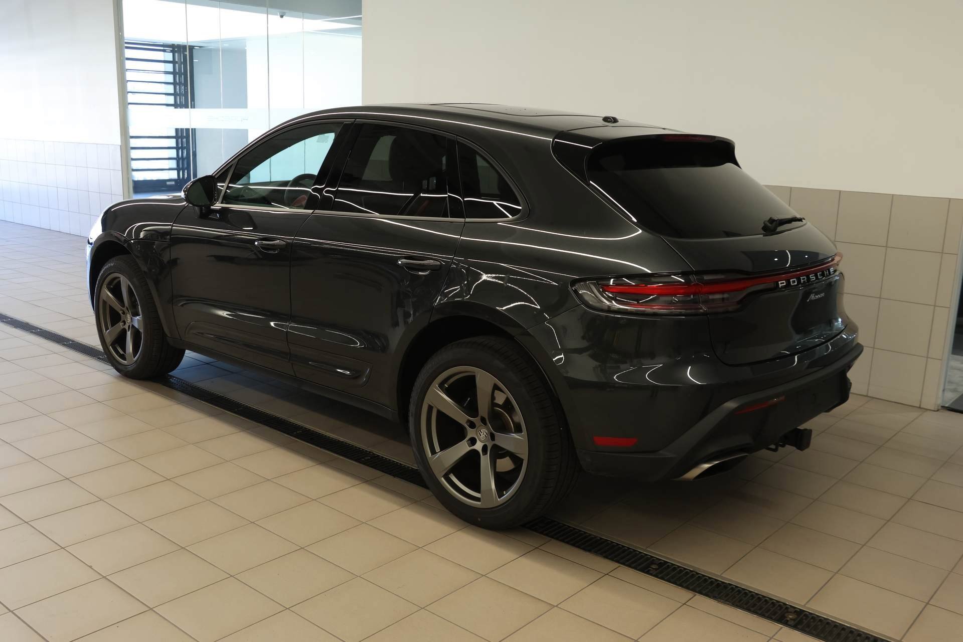 Used 2025 Porsche Macan image 3
