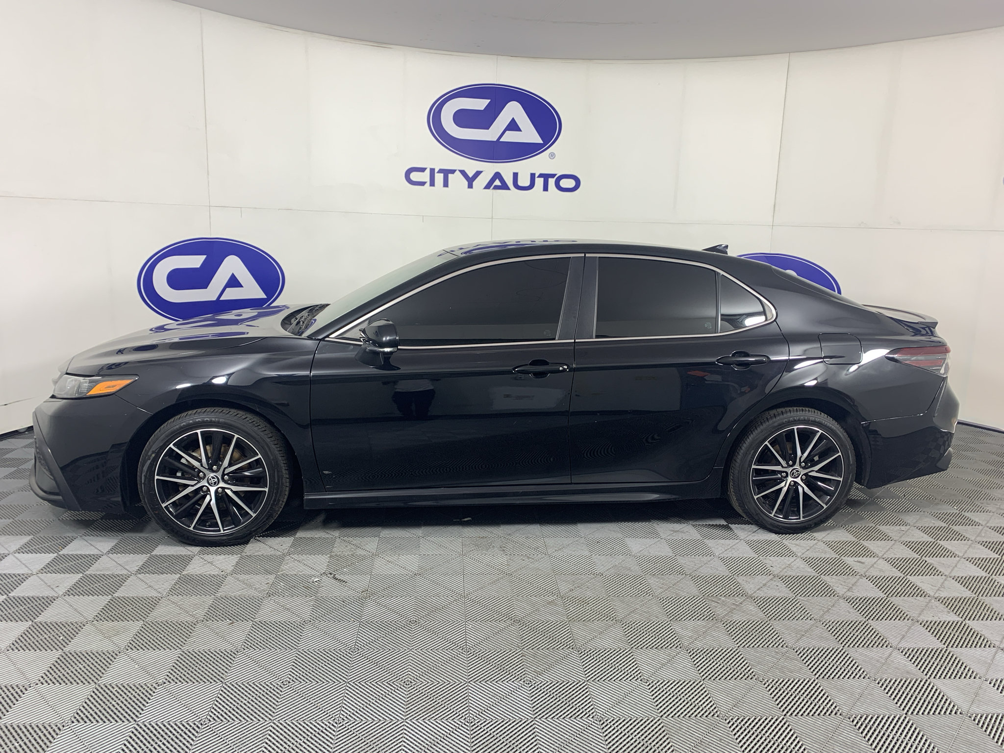 Used 2023 Toyota Camry SE FWD image 6
