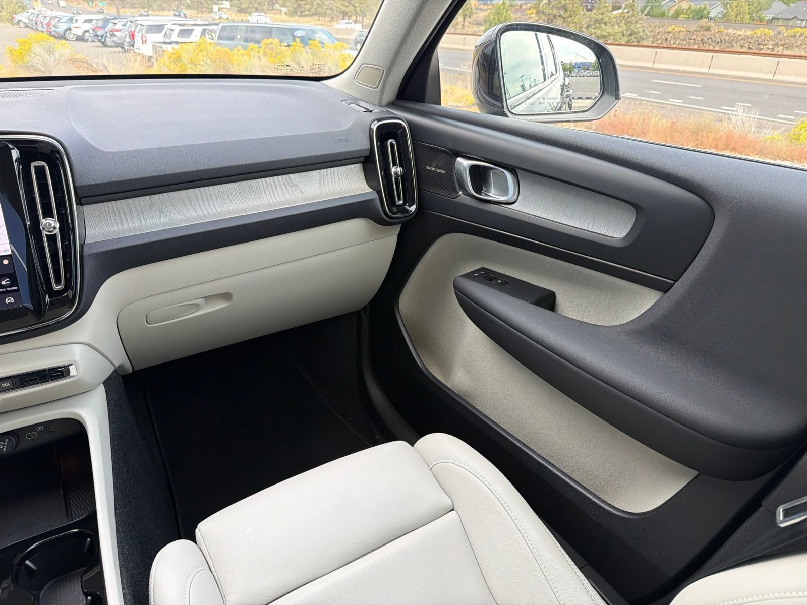 Used 2025 Volvo XC40 B5 Ultra AWD/4WD image 13