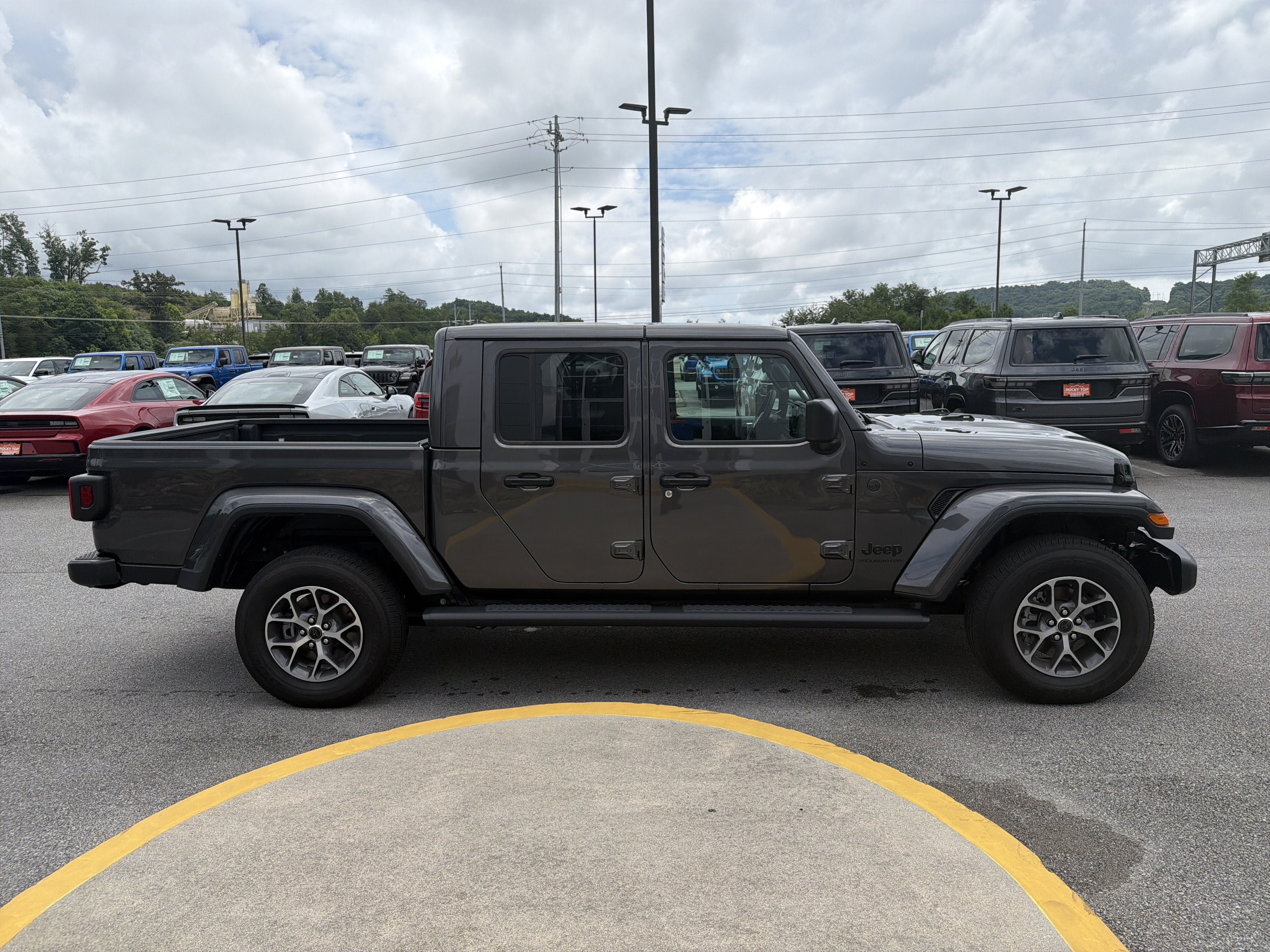 Used 2025 Jeep Gladiator Sport AWD/4WD image 7