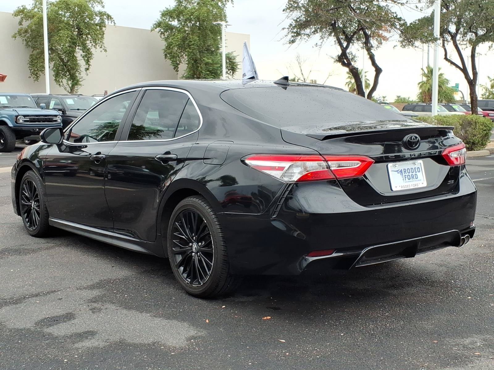 Used 2020 Toyota Camry SE w/ Blackout Package FWD image 3