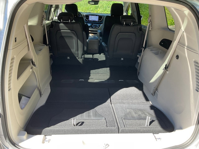Used 2021 Chrysler Pacifica Touring-L w/ Premium & Safety Sphere Group FWD image 15