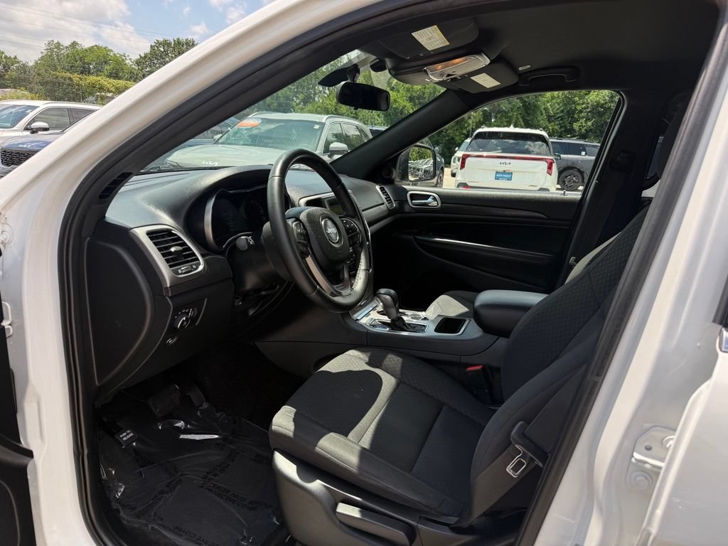 Used 2018 Jeep Grand Cherokee Laredo RWD image 8