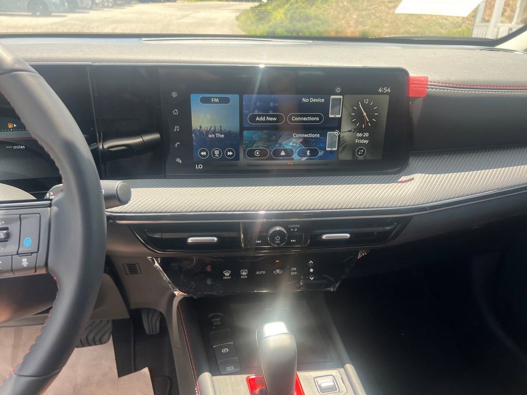 New 2025 Nissan Kicks SR image 19