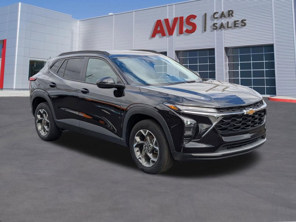 Used 2025 Chevrolet Trax LT w/ LT Convenience Package image 3