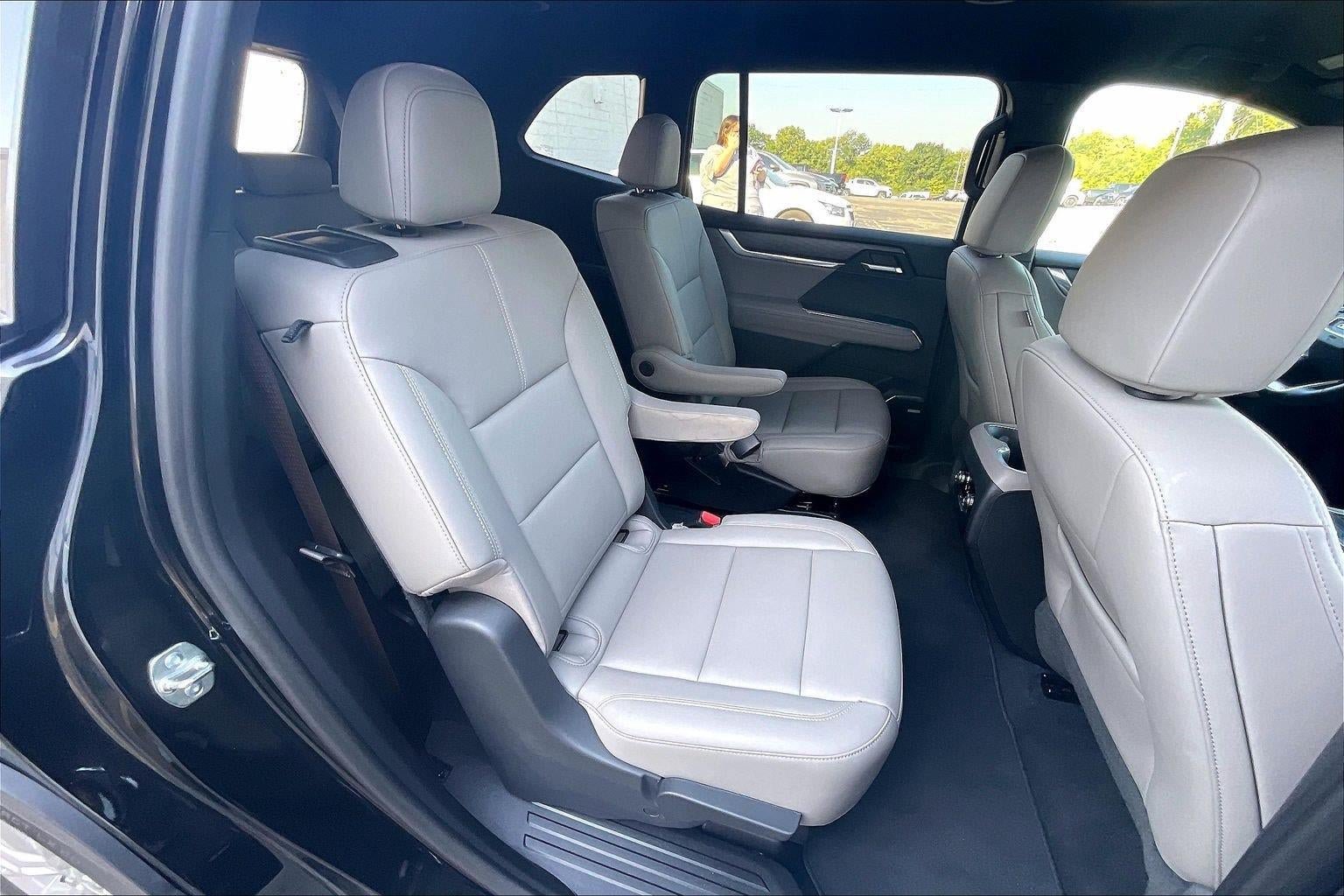 Used 2026 GMC Acadia Elevation w/ Elevation Premium Package FWD image 24