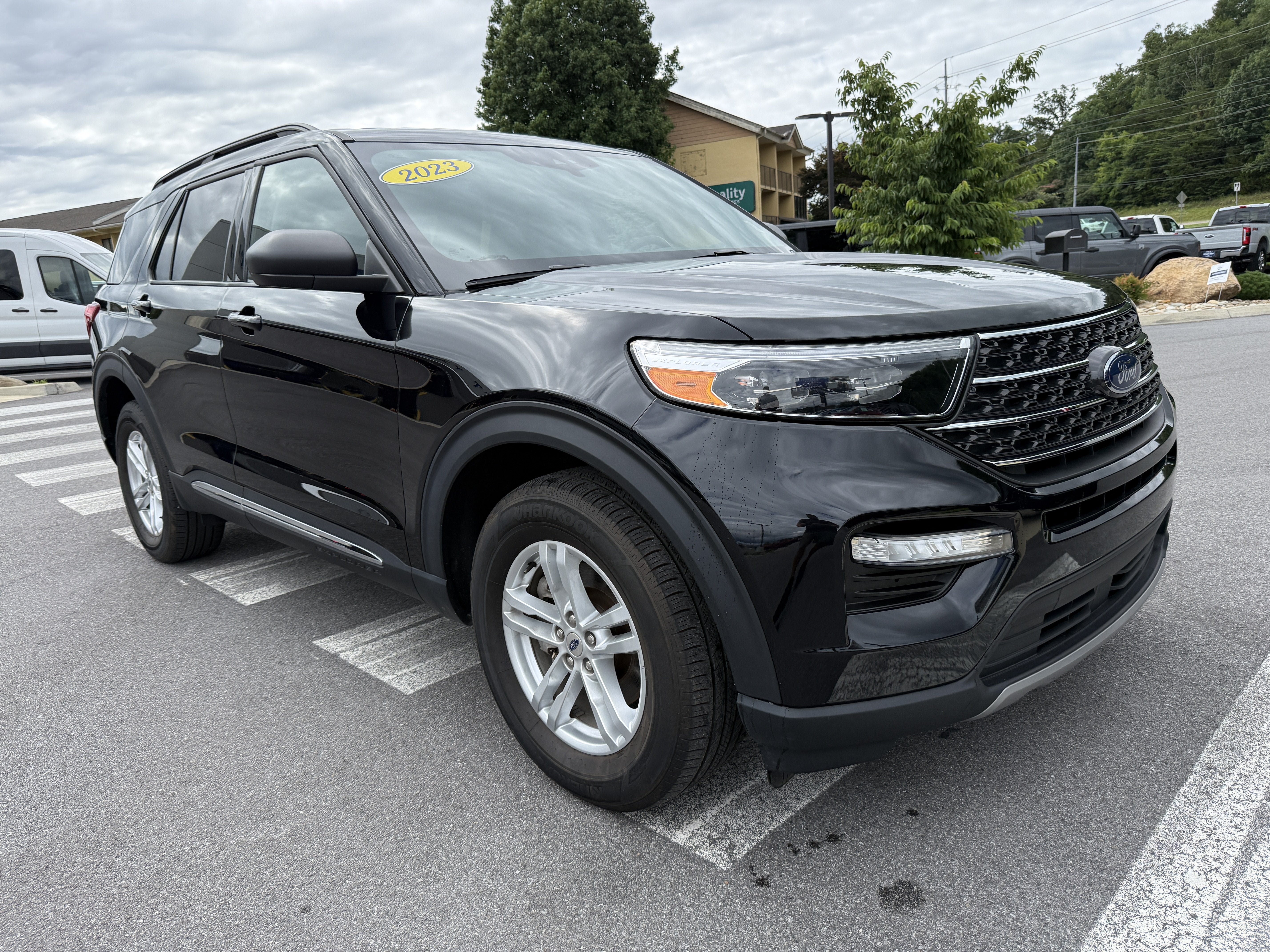 Used 2023 Ford Explorer XLT w/ Equipment Group 202A AWD/4WD image 3