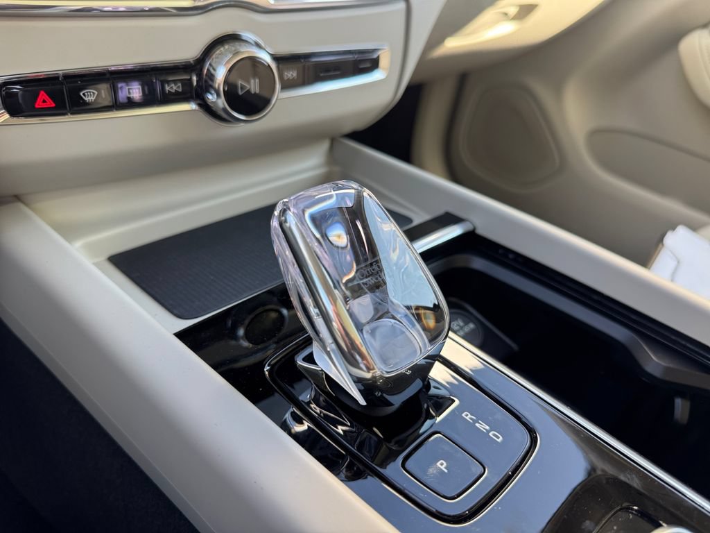 New 2027 Volvo XC60 B5 Ultra AWD/4WD image 16