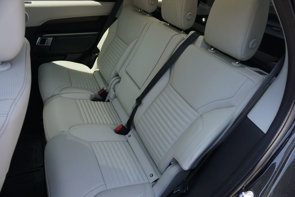 New 2025 Land Rover Discovery Dynamic SE image 30