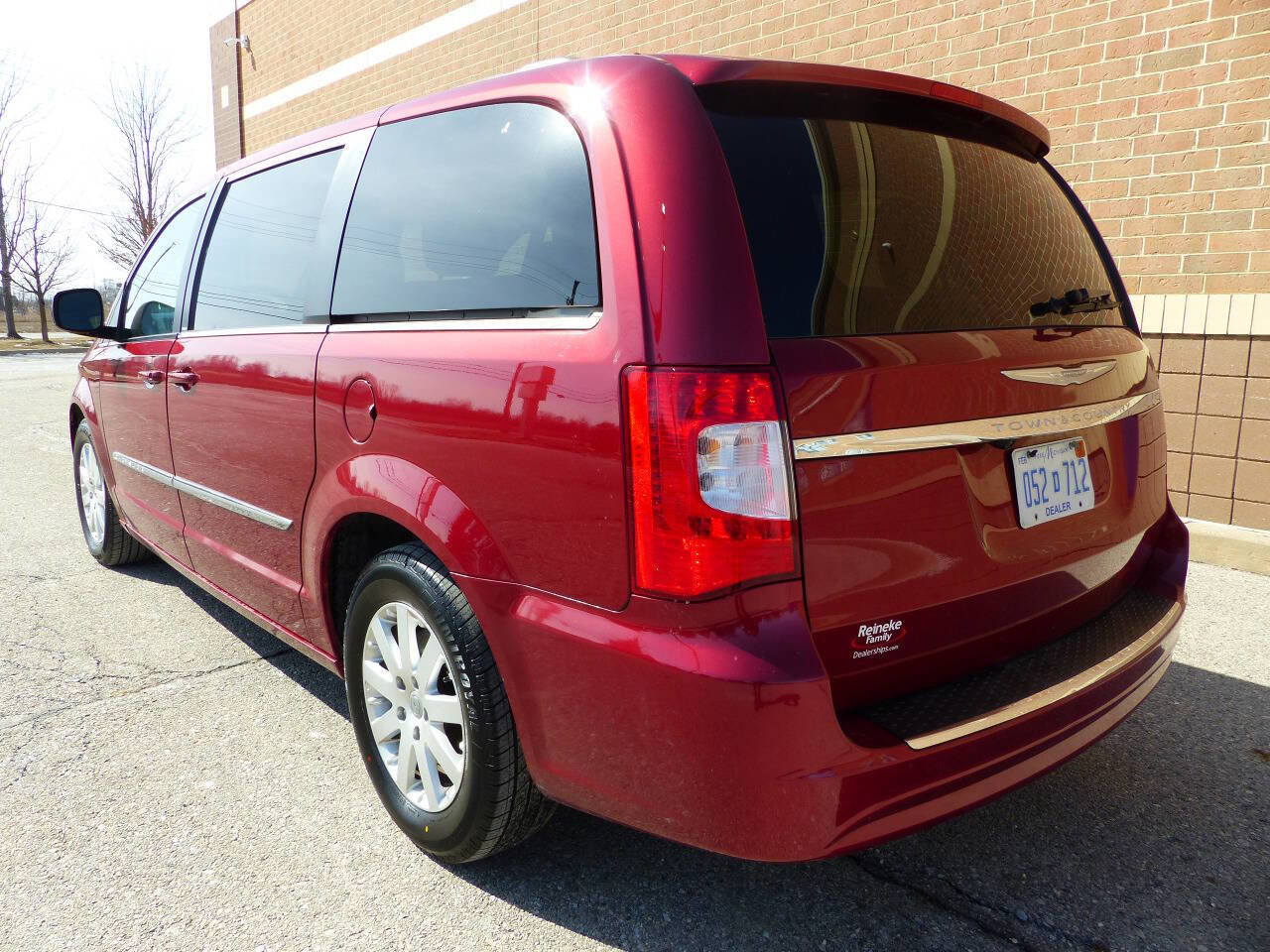 Used 2014 Chrysler Town & Country Touring image 7