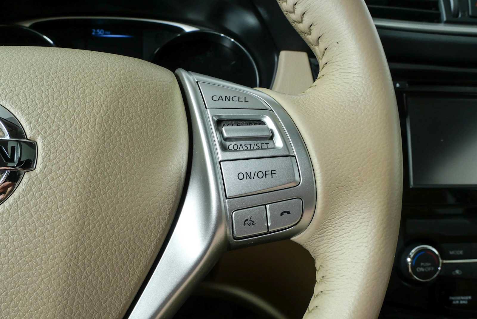 Used 2014 Nissan Rogue SL w/ SL Premium Package FWD image 11