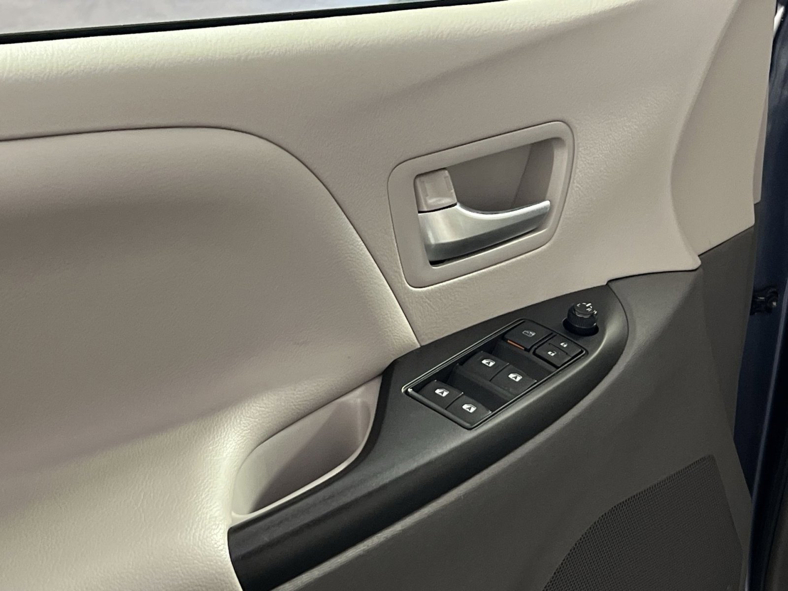 Used 2017 Toyota Sienna LE image 15