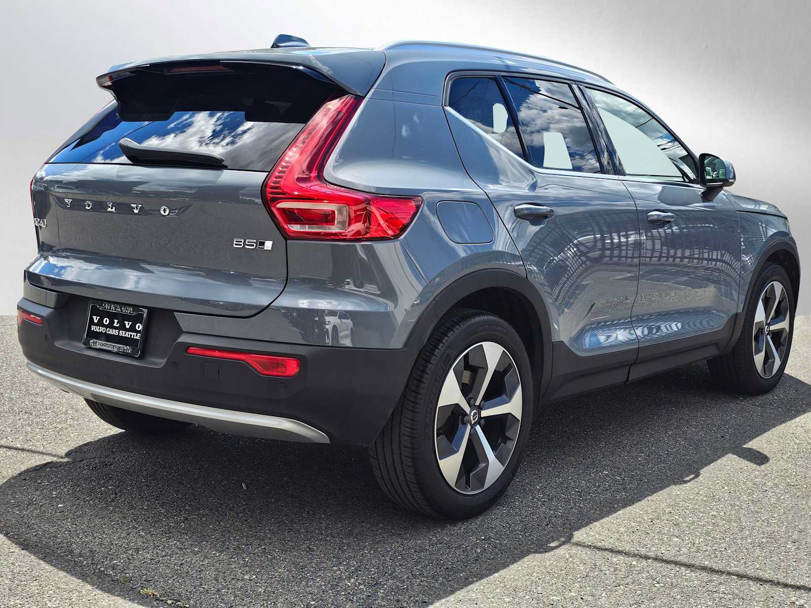 Certified 2023 Volvo XC40 B5 Plus w/ Protection Package Premier AWD/4WD image 3
