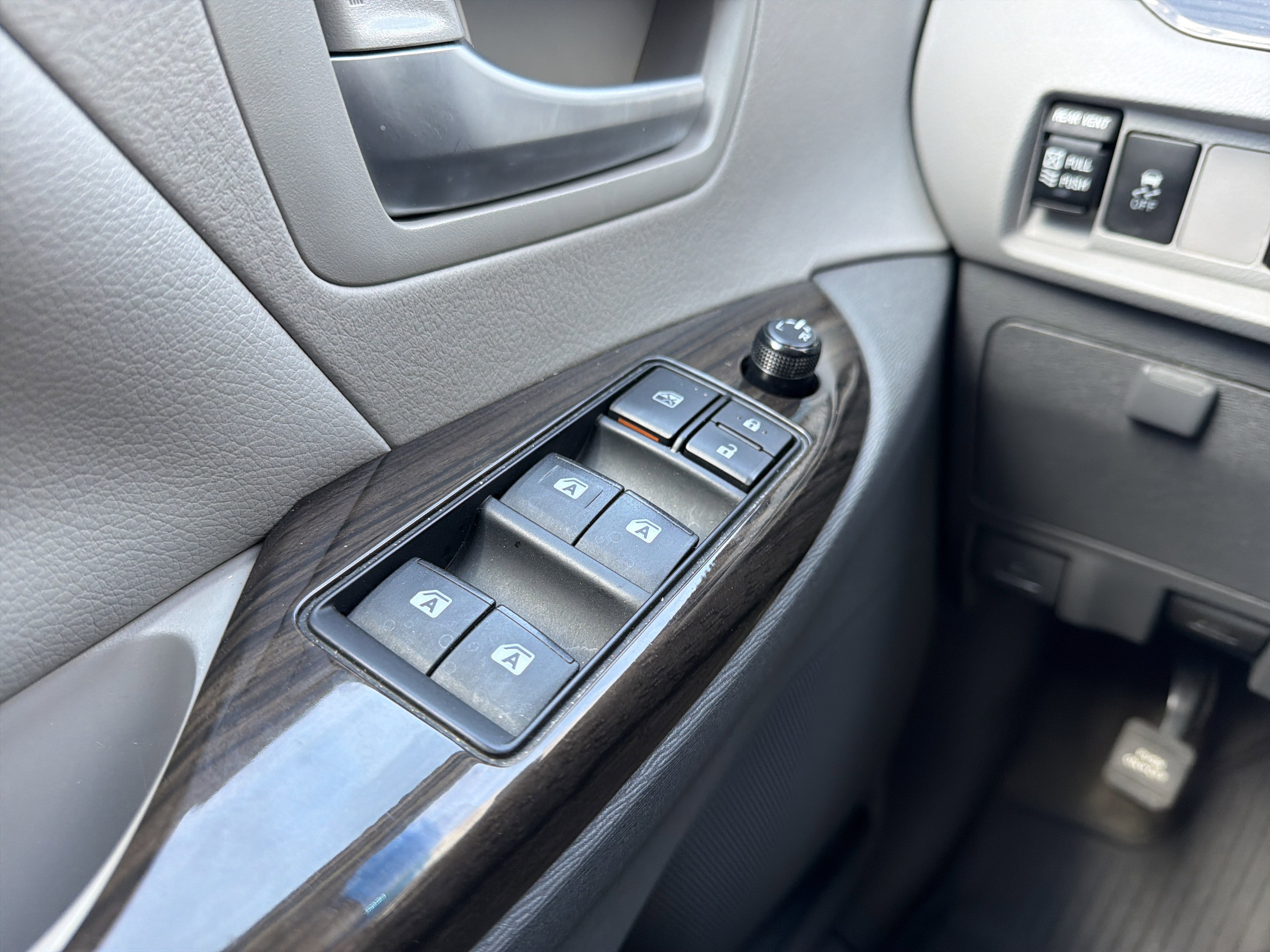 Used 2017 Toyota Sienna XLE image 23