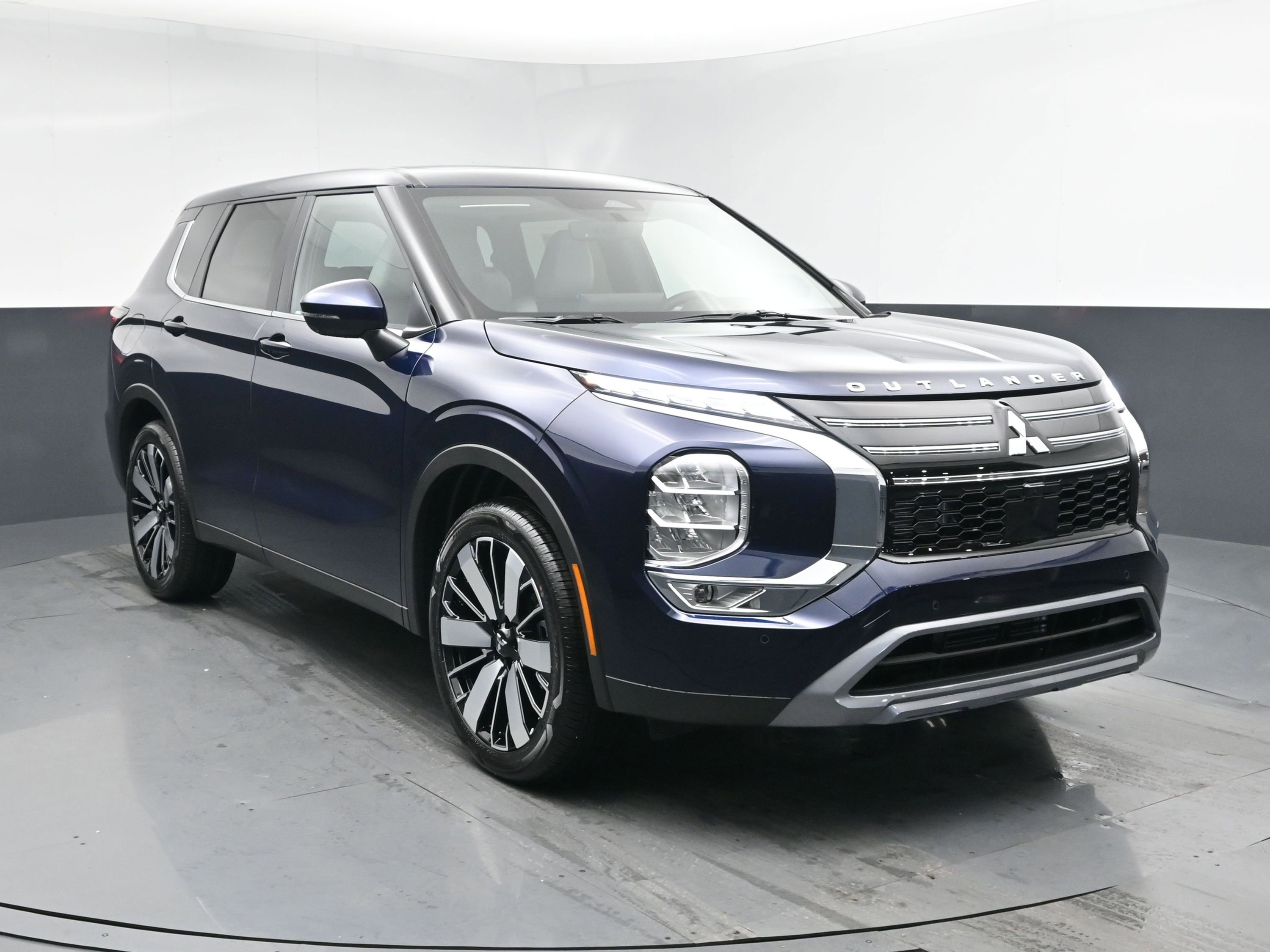 New 2026 Mitsubishi Outlander FWD image 2