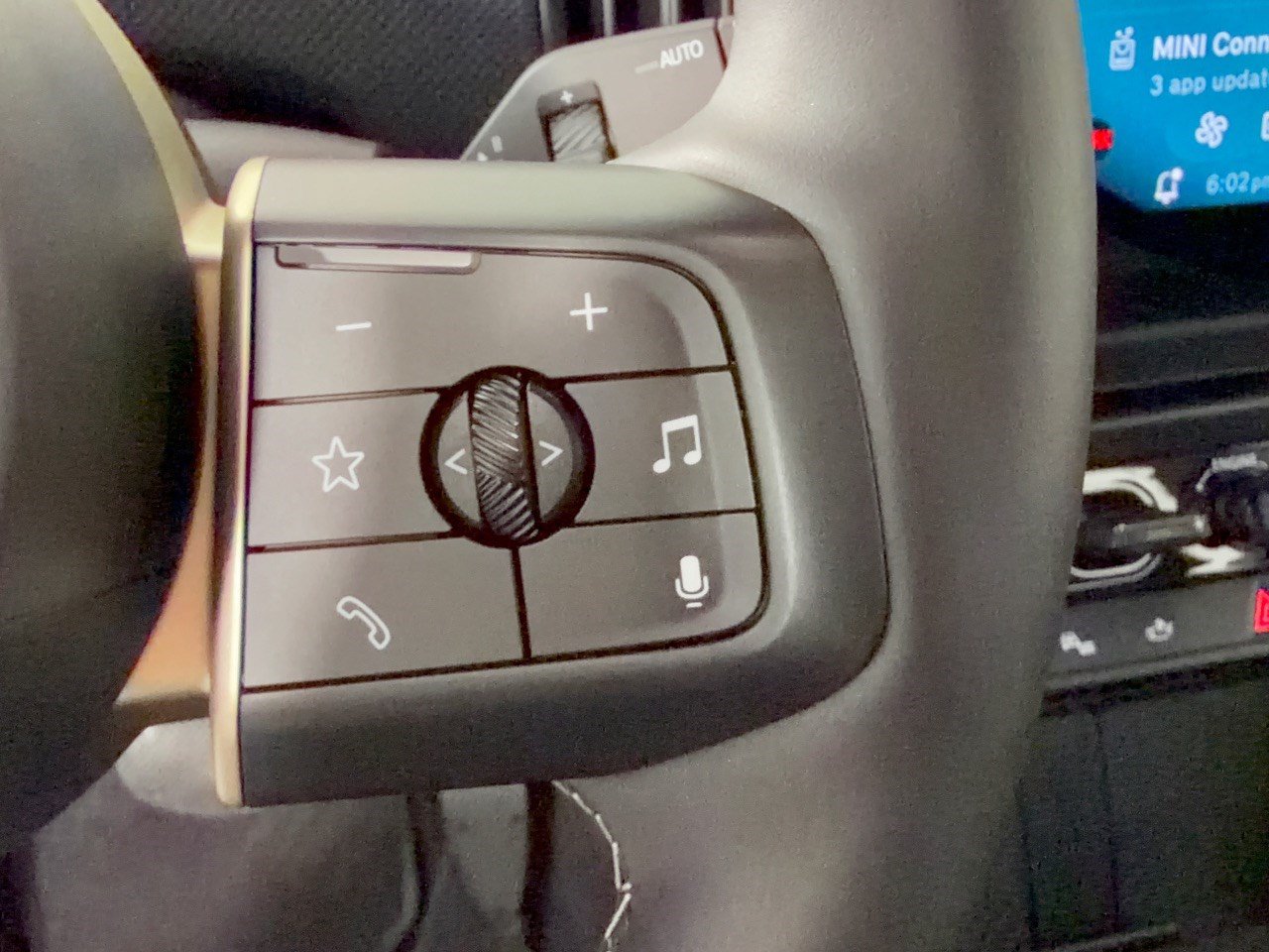 Certified 2025 MINI Cooper 4-Door Hardtop FWD image 19