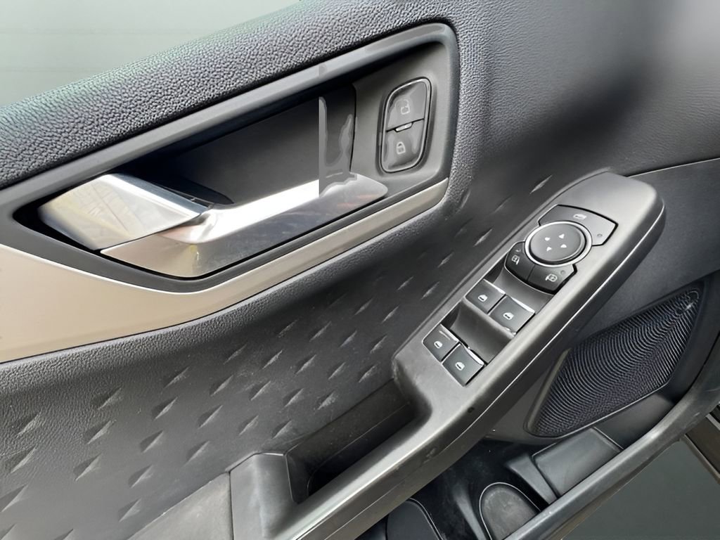 Used 2020 Ford Escape SE image 11