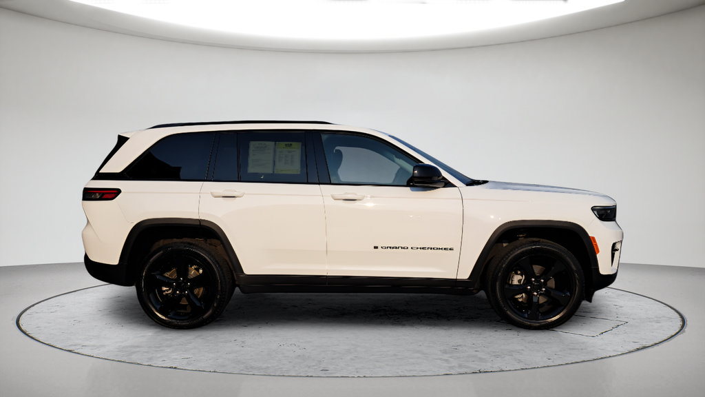 Used 2023 Jeep Grand Cherokee Limited w/ Black Appearance Package AWD/4WD image 5