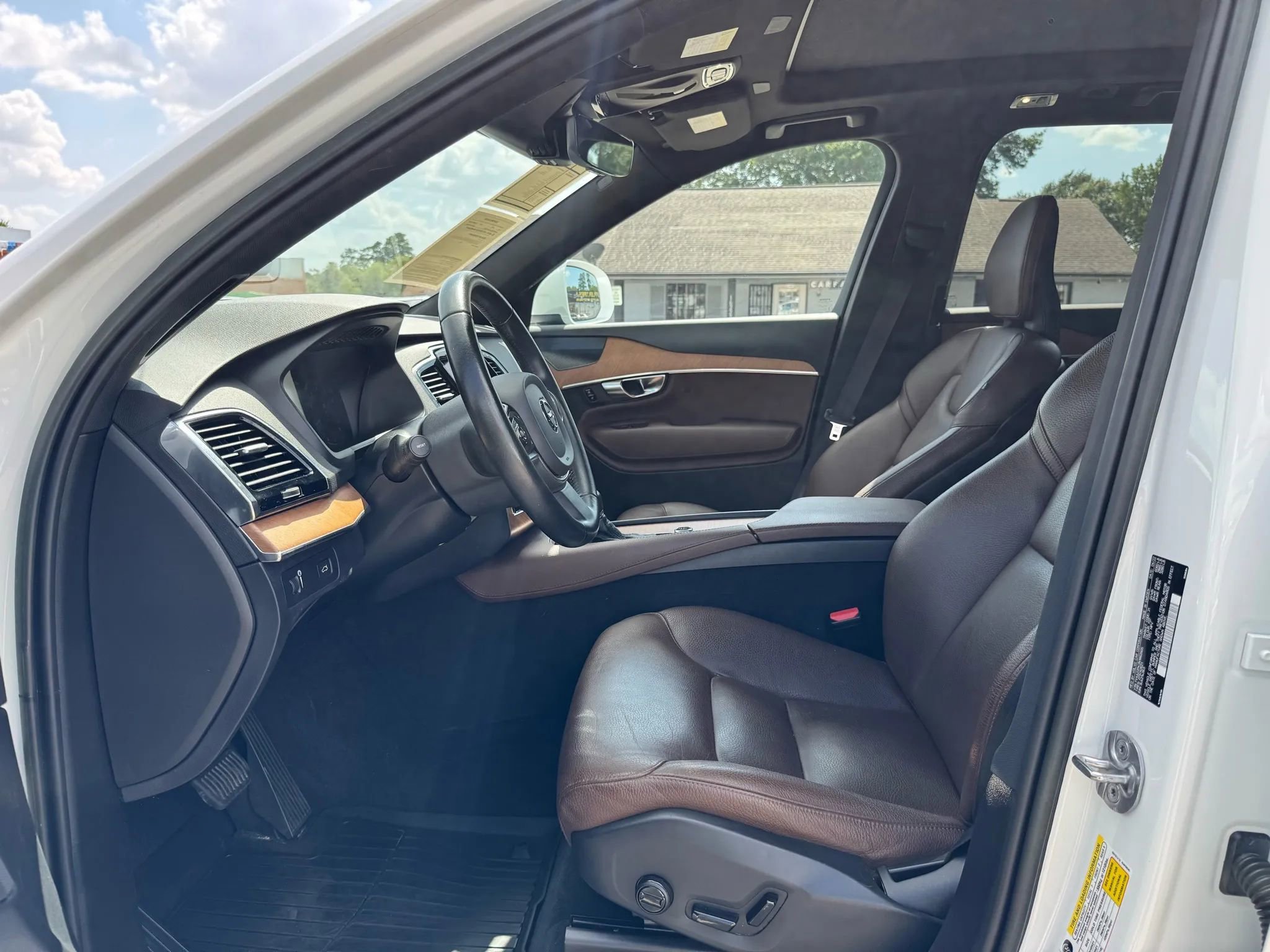 Used 2022 Volvo XC90 T6 Momentum w/ Advanced Package image 22