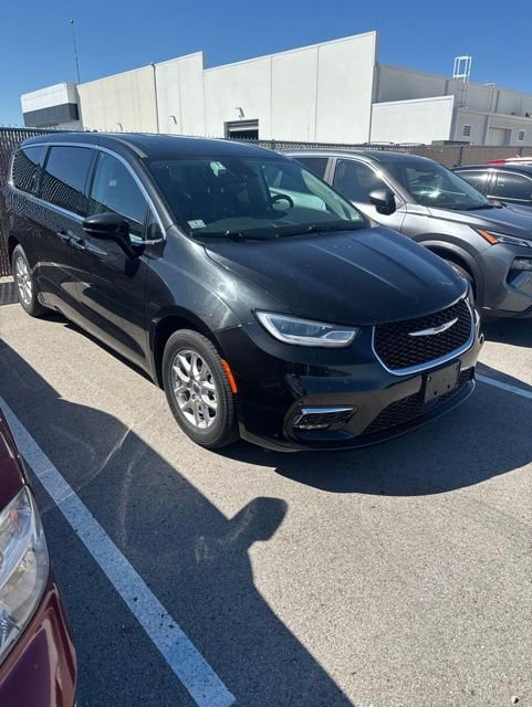 Used 2023 Chrysler Pacifica Touring-L FWD image 1