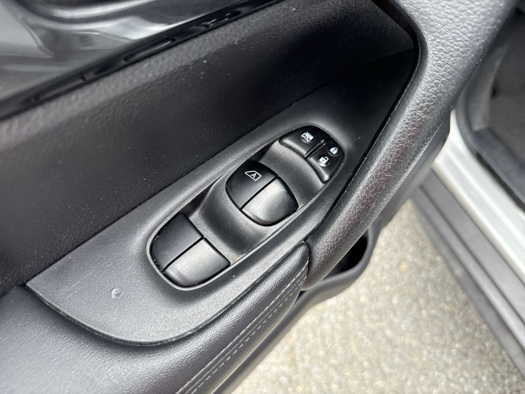 Used 2018 Nissan Rogue SV image 23