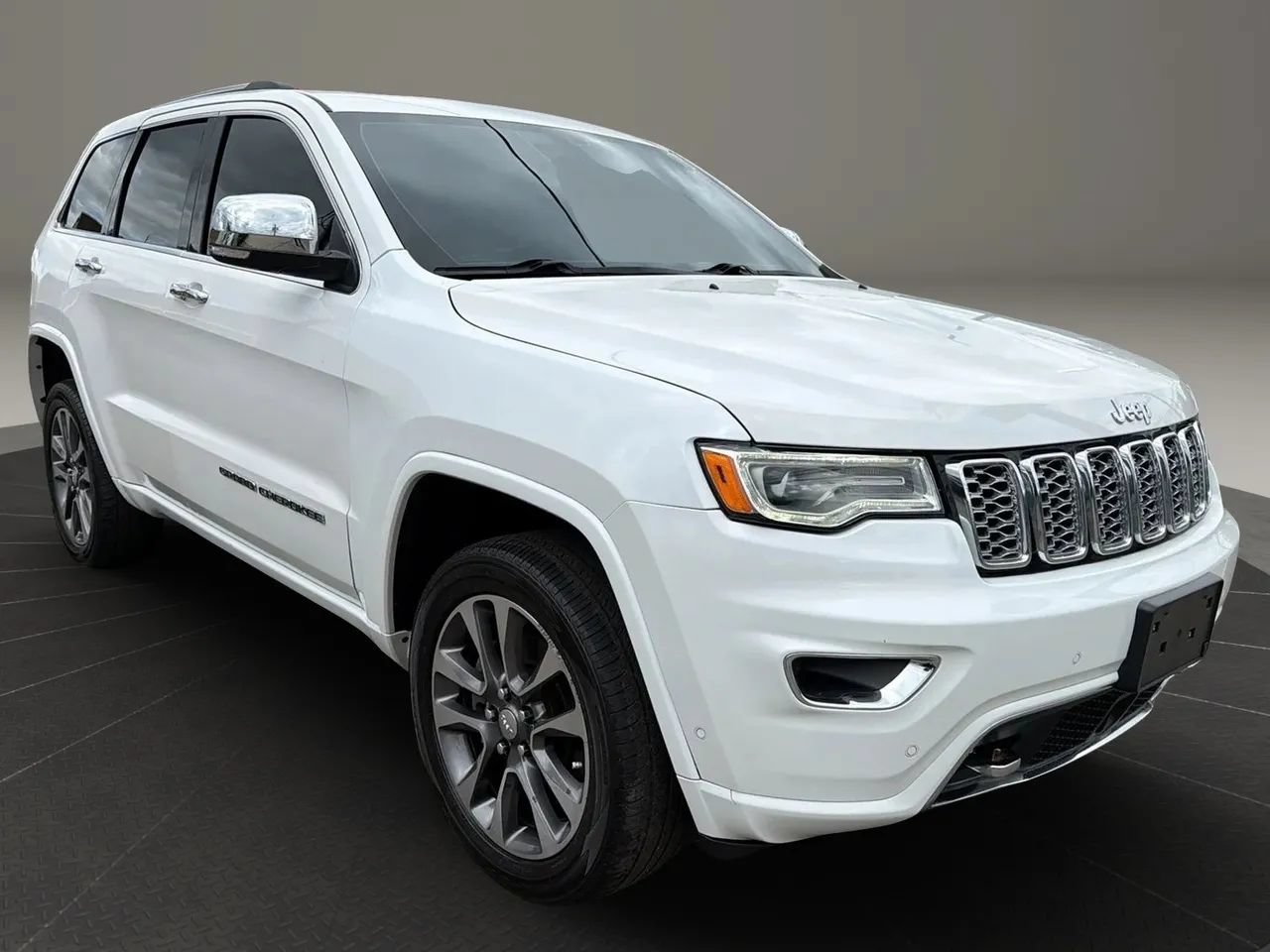 Used 2017 Jeep Grand Cherokee Overland w/ Jeep Active Safety Group AWD/4WD image 3
