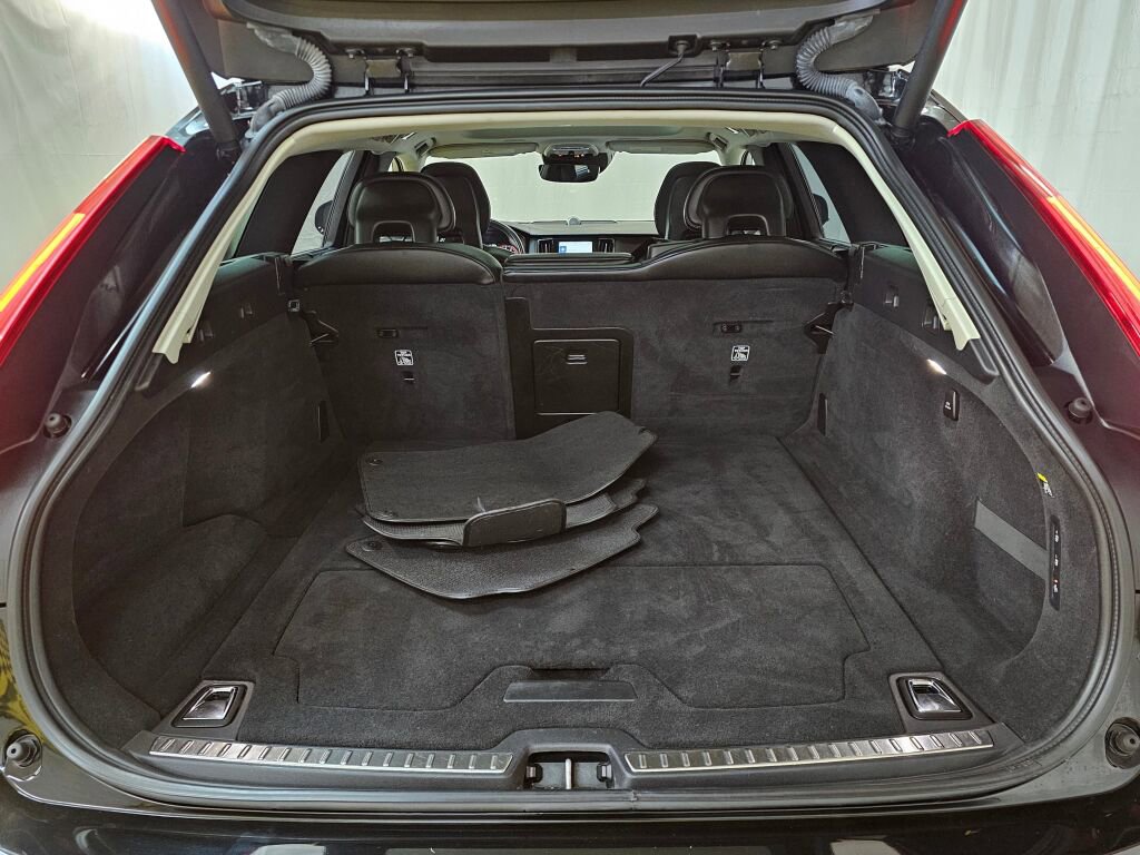 Used 2017 Volvo V90 T6 Cross Country image 14
