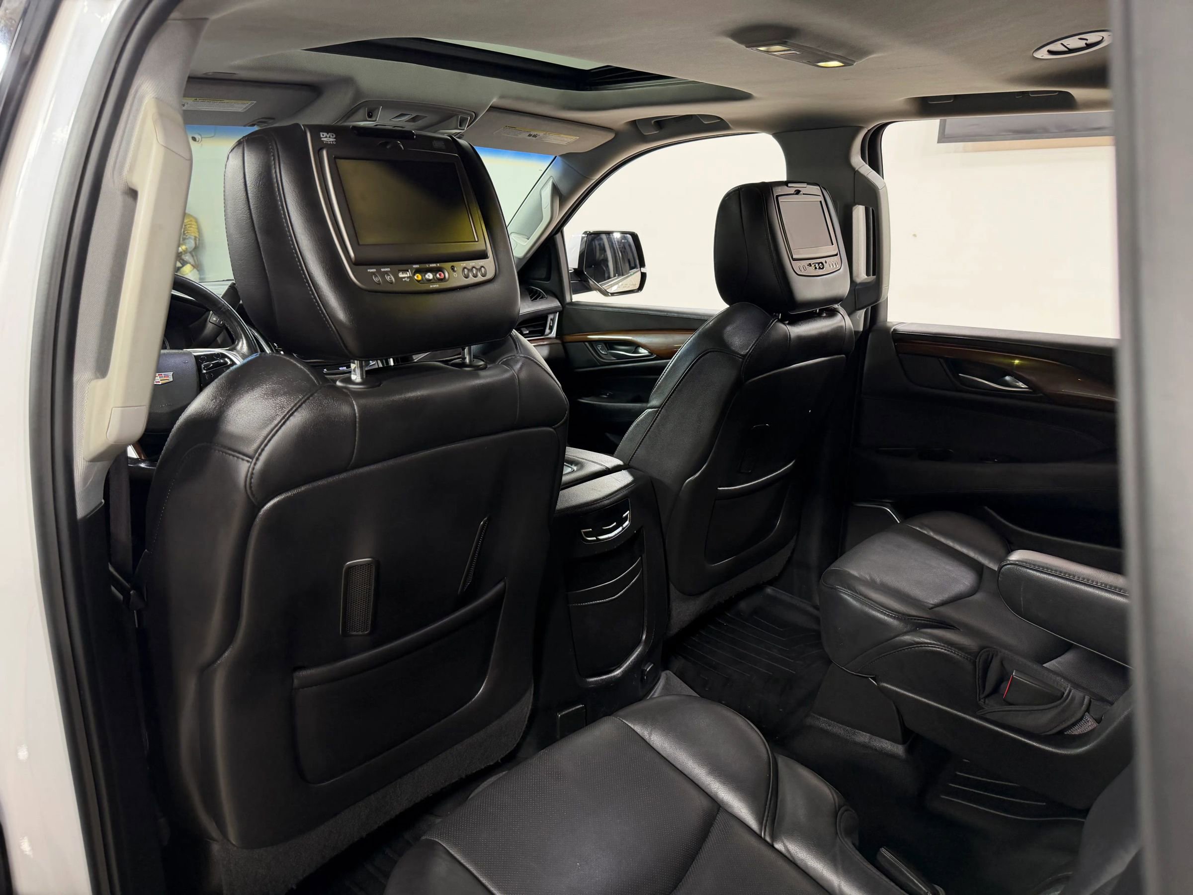 Used 2017 Cadillac Escalade Luxury Sport Utility 4D RWD image 16