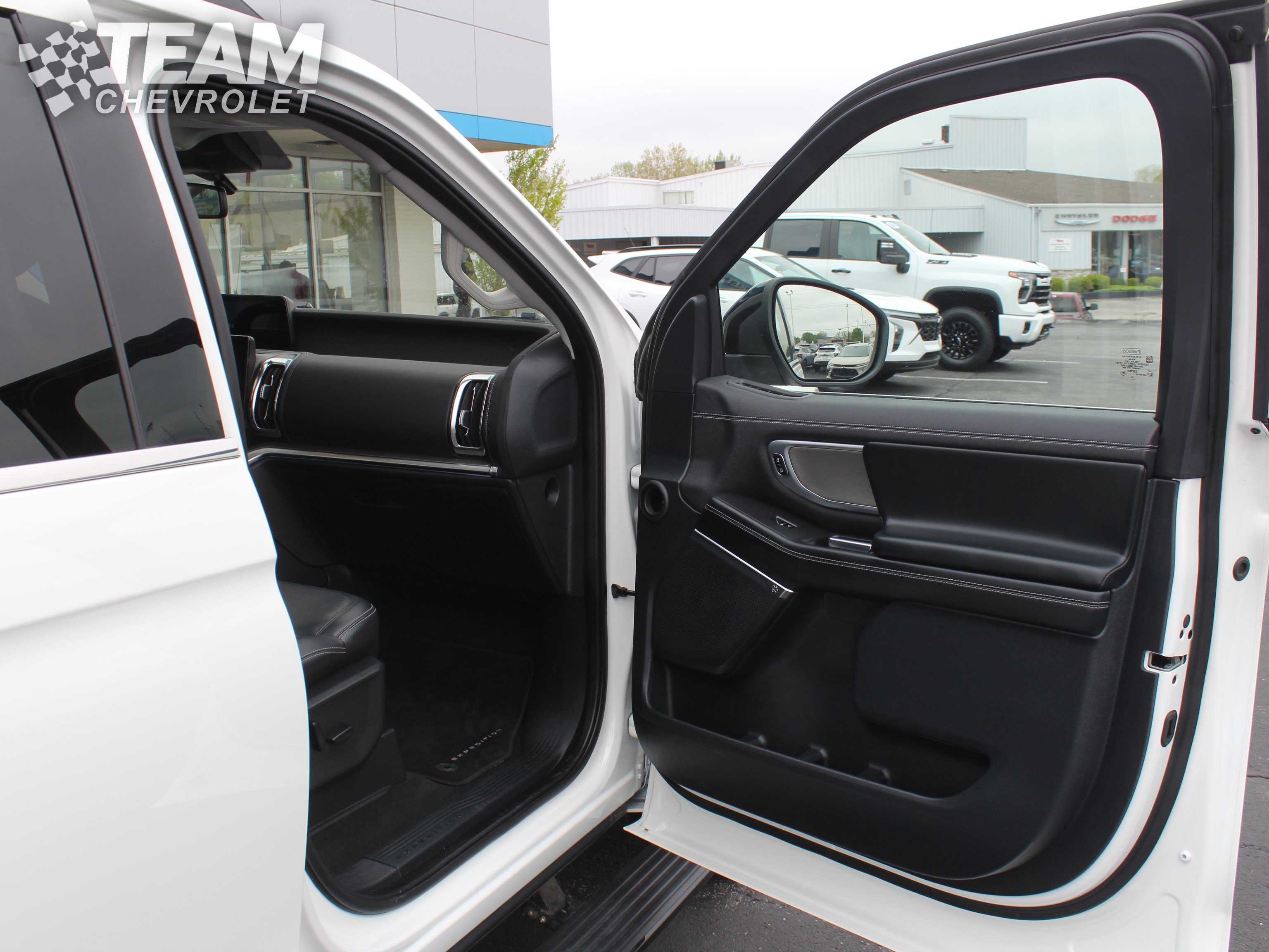 Used 2025 Ford Expedition Platinum w/ Driver's Package AWD/4WD image 31