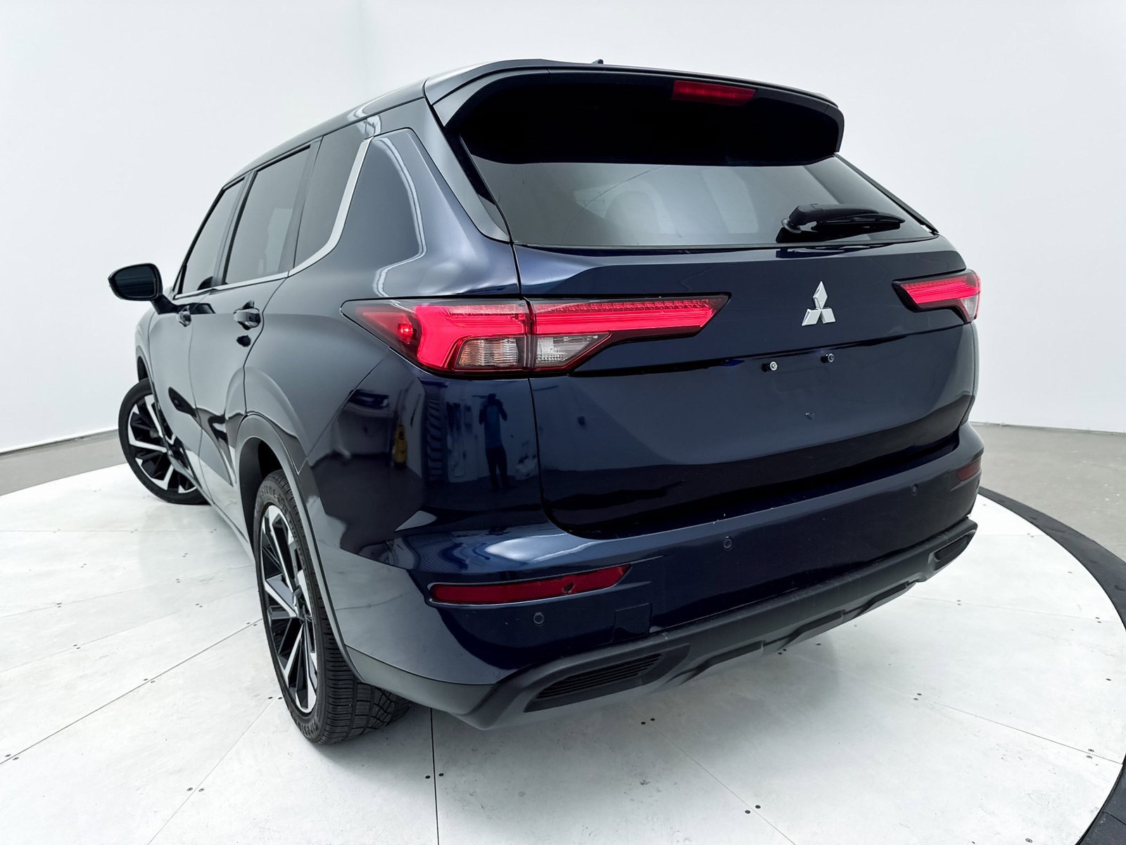 Used 2023 Mitsubishi Outlander SE image 9
