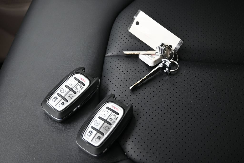 Used 2024 Chrysler Pacifica Touring-L FWD image 30
