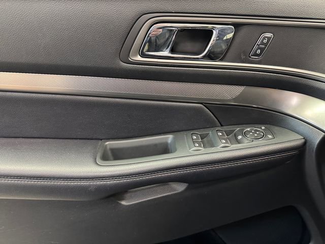 Used 2018 Ford Explorer XLT w/ Equipment Group 202A AWD/4WD image 25