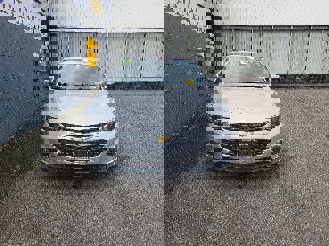 Used 2017 Chevrolet Malibu LT w/ Leather Package image 4