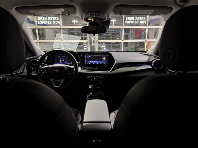 Used 2024 Chevrolet Trax LT w/ Sunroof Package image 16