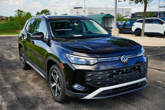 Used 2025 Volkswagen Tiguan SE w/ Panoramic Sunroof Package image 45