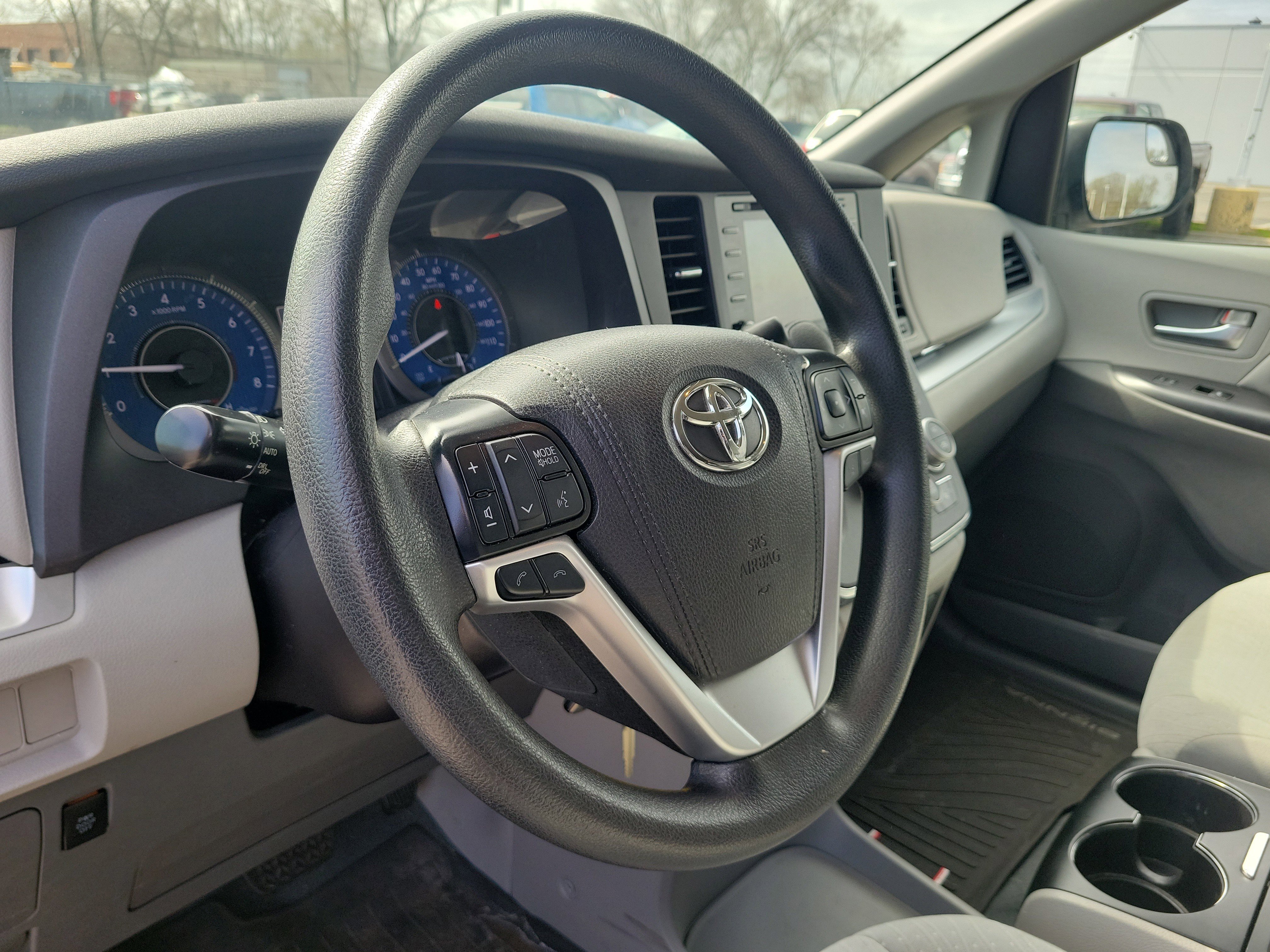 Used 2019 Toyota Sienna LE w/ Carpet Mat Package image 16