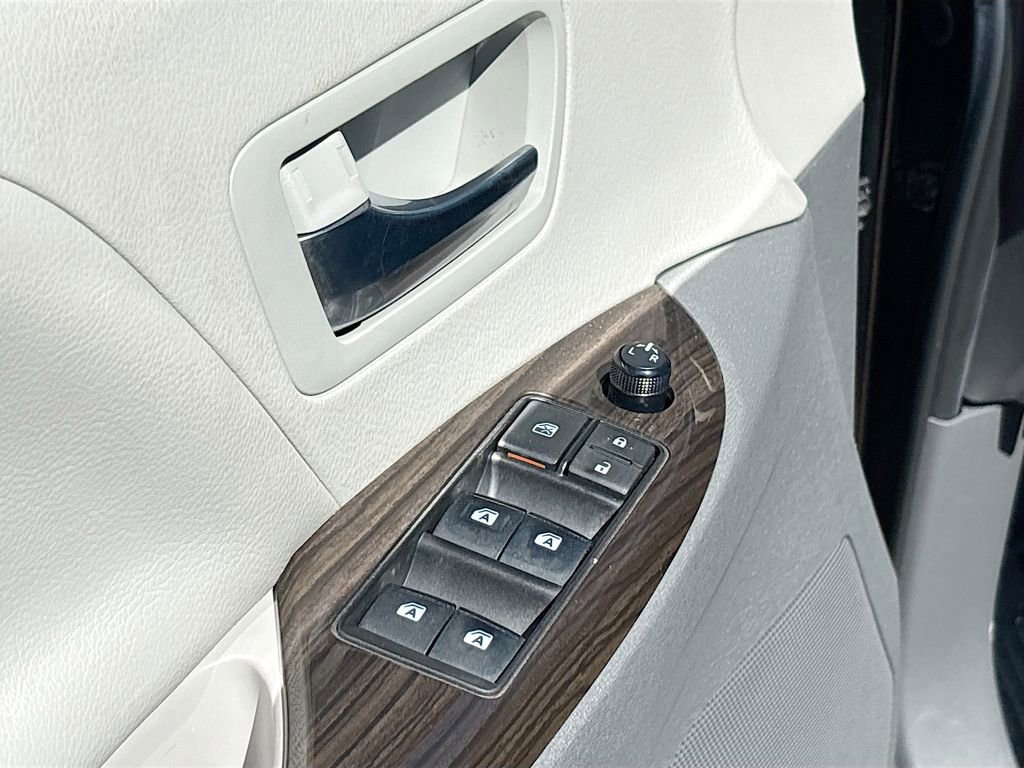 Used 2020 Toyota Sienna XLE w/ XLE Navigation Package image 18