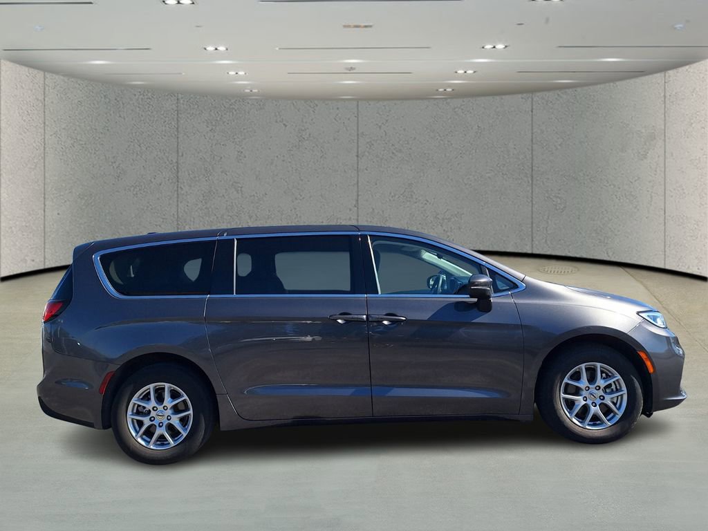 Used 2023 Chrysler Pacifica Touring-L image 4